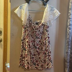 🌴EUC - Torrid Semi Sleeveless with Quarter Sleeve in Lace Size 2